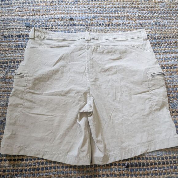 Eddie Bauer First Ascent Women's T14 Khaki Shorts Zip Pockets Neutral Hiking Cam - Picture 6 of 6
